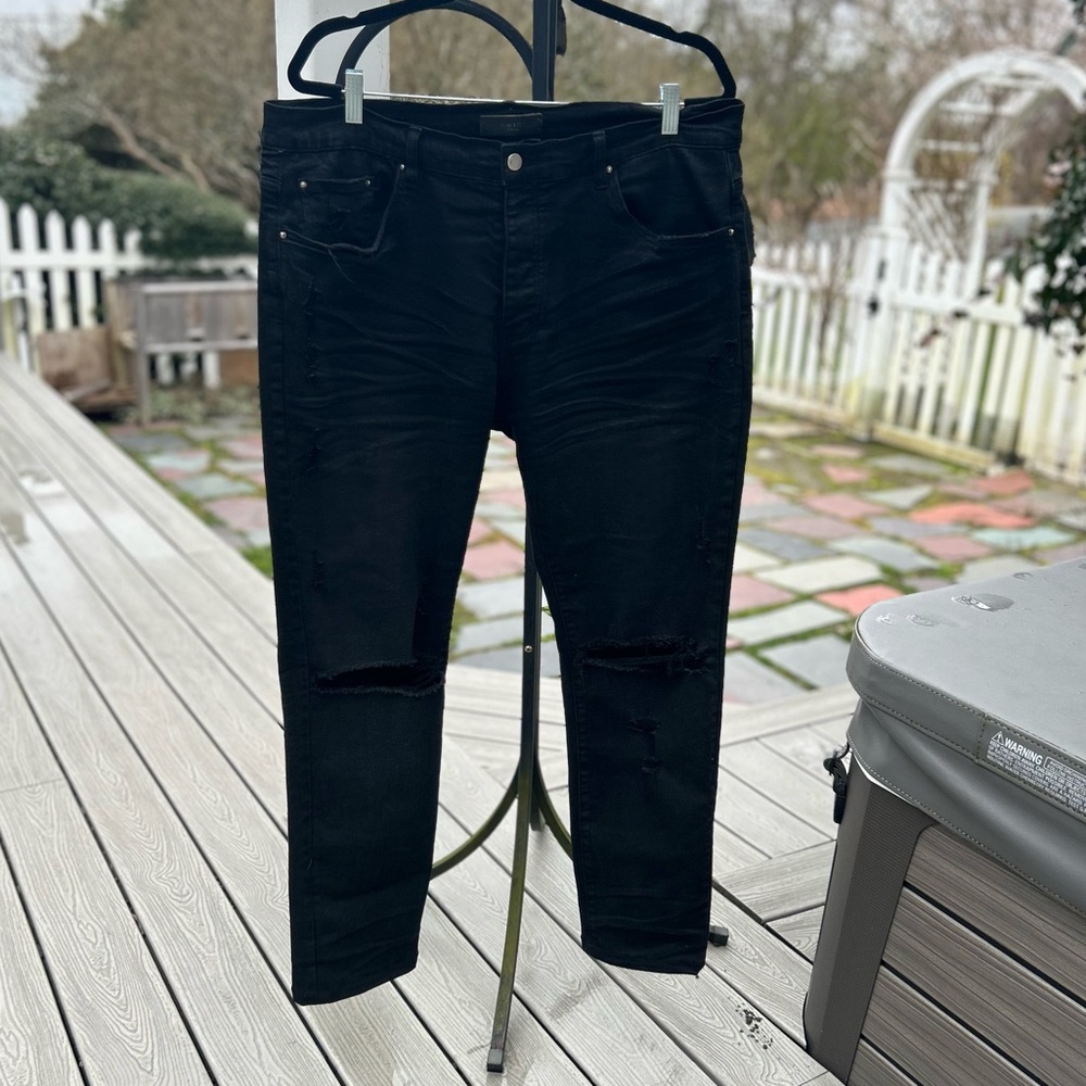 ๐ฆ Amiri Distressed Ripped Jeans - Picture 7 of 17